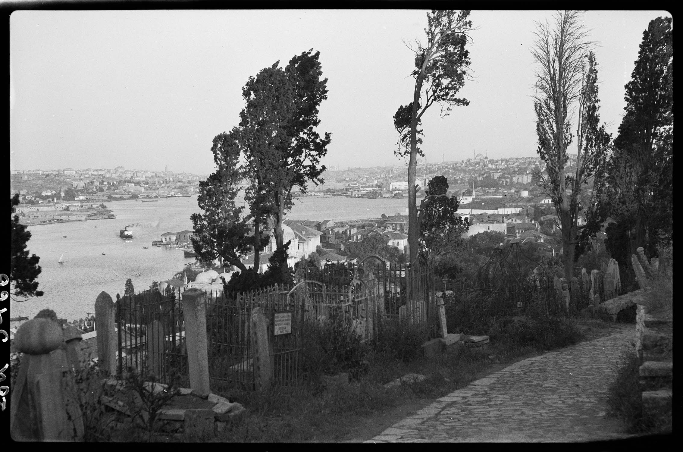 Vue vers la Corne d'Or, avec le cimetière au premier plan